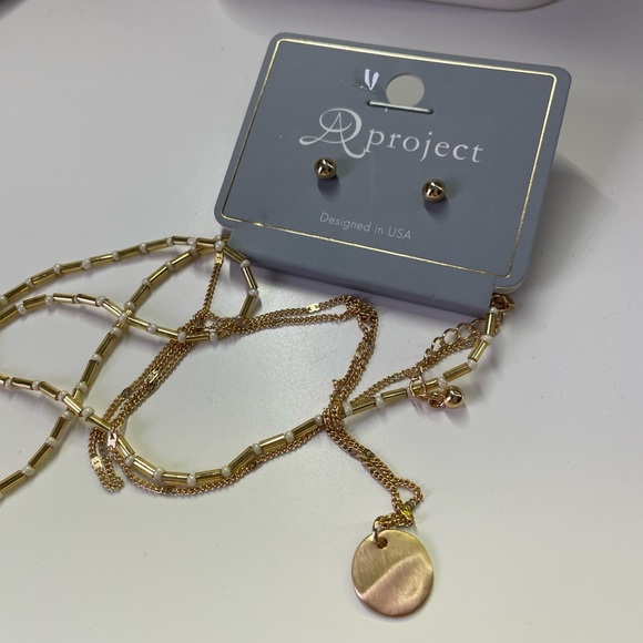 FREE Jewelry Gift with any Bundle of 2x or more items - Picture 3 of 3